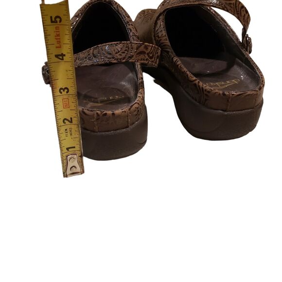 Dankso Clogs Women's 10.5 Floral Embossed Tooled Leather Nurse Brown Shoes - Picture 9 of 12